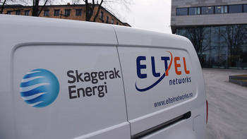 KOMMER PÅ BESØK: Når Håkan Radestedt og kollegaene i Eltel kommer hjem til deg for å montere de nye smartmålerne, kommer de i en slik bil. Bilen er merket med logoen til både Skagerak og Eltel.