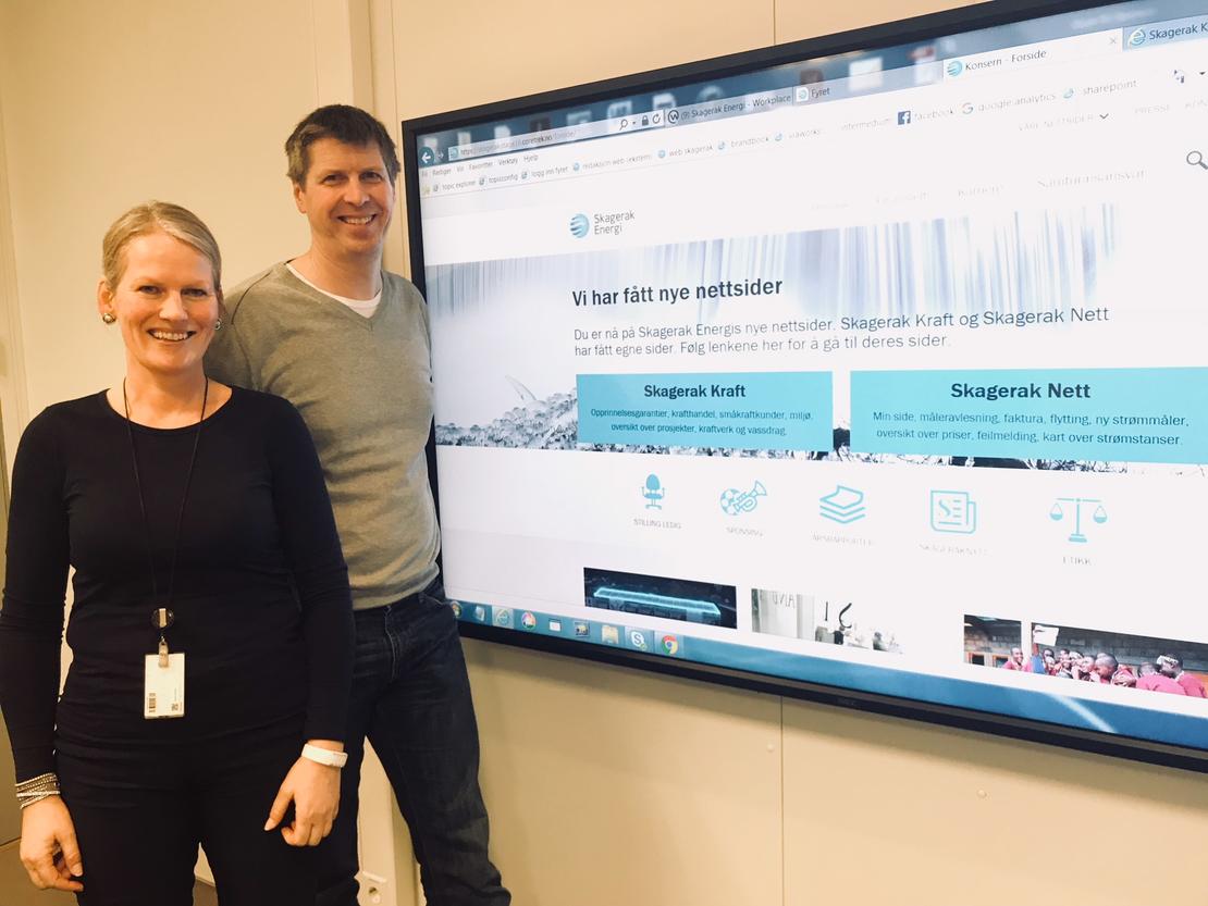 Kjersti Haugen og Kjell Løyland ved stor skjerm som viser nye nettsider