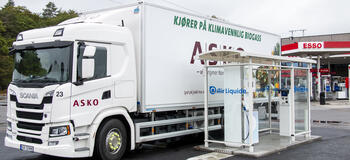 Lastebil ved fyllestasjon for biogass.